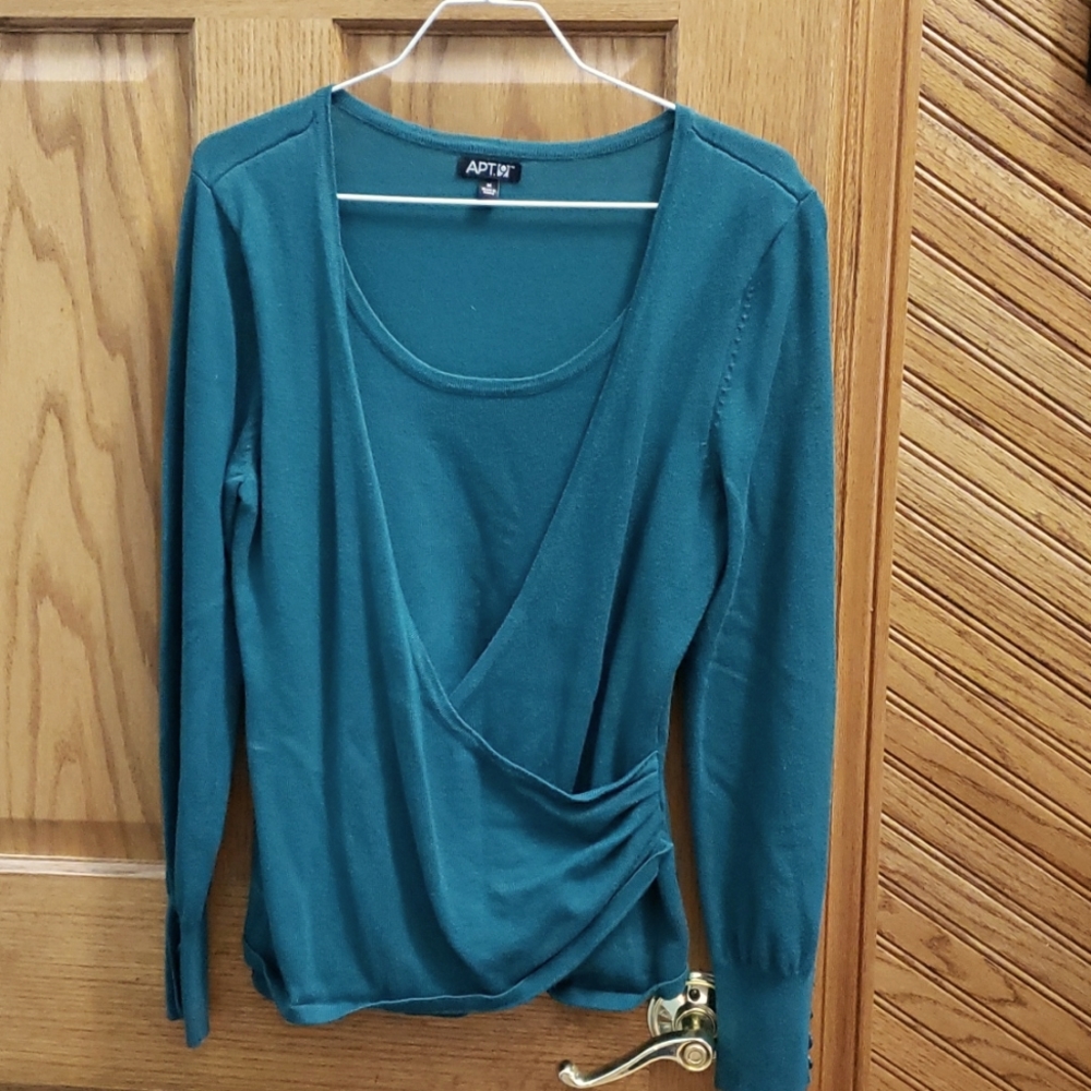 Light weight sweater, med size, green